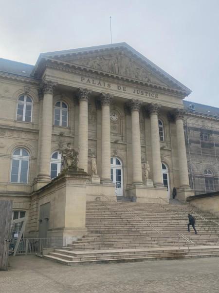 Infirmation de l'ordonnance de référé rejetant une demande d'expertise EMPIETEMENT